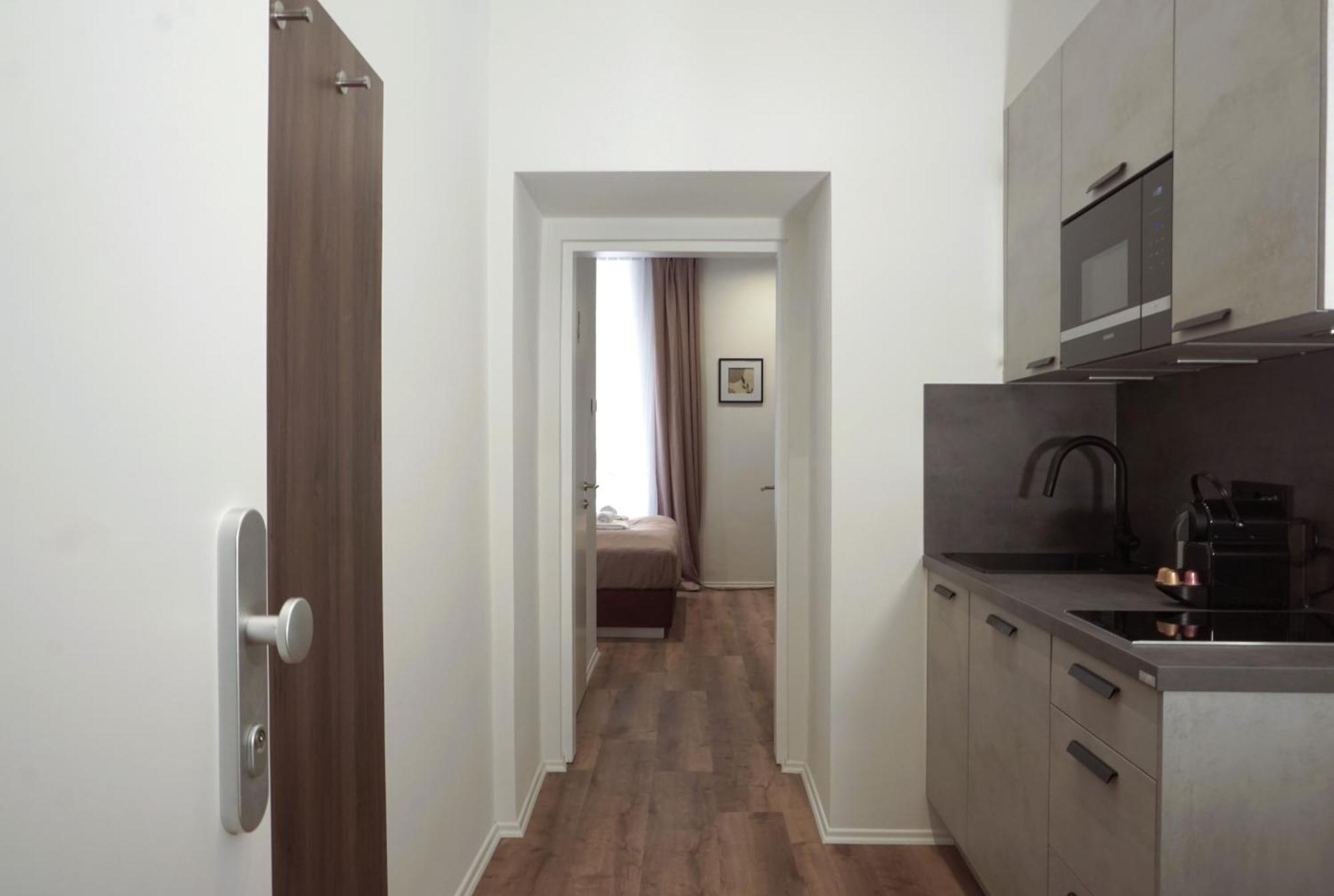 Viva La Apartment *